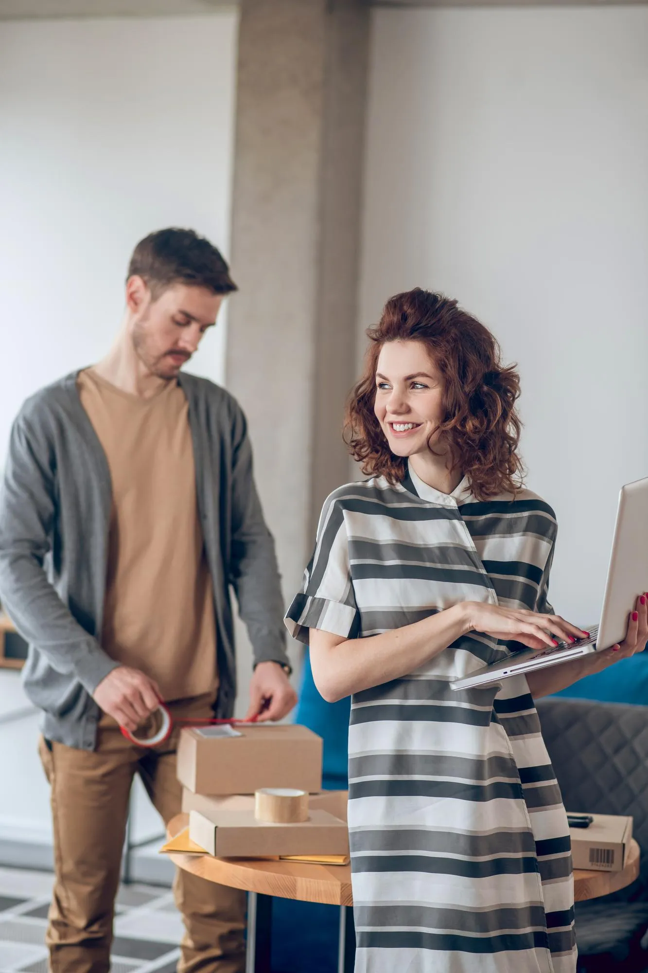 Koppel bekijkt een woning te koop